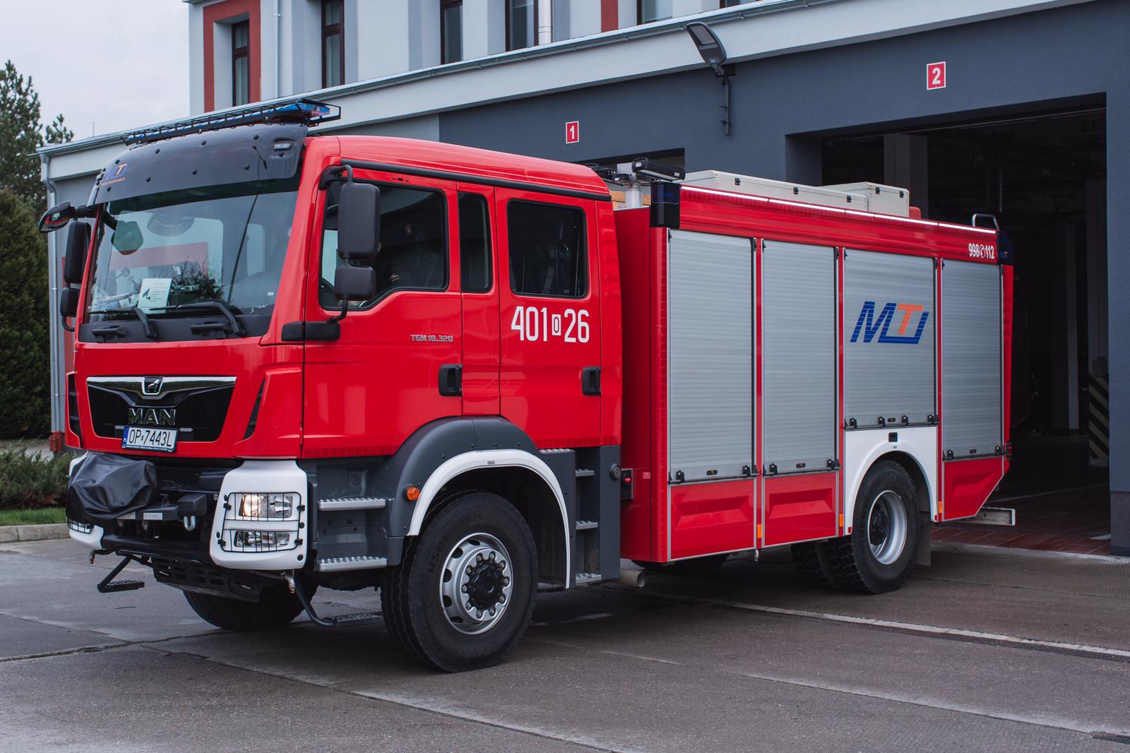 Zdjęcie przedstawia ciężki samochód ratowniczo gaśniczy, zbiornik 5000 l wody, zbiornik 500 l środka pianotwórczego.