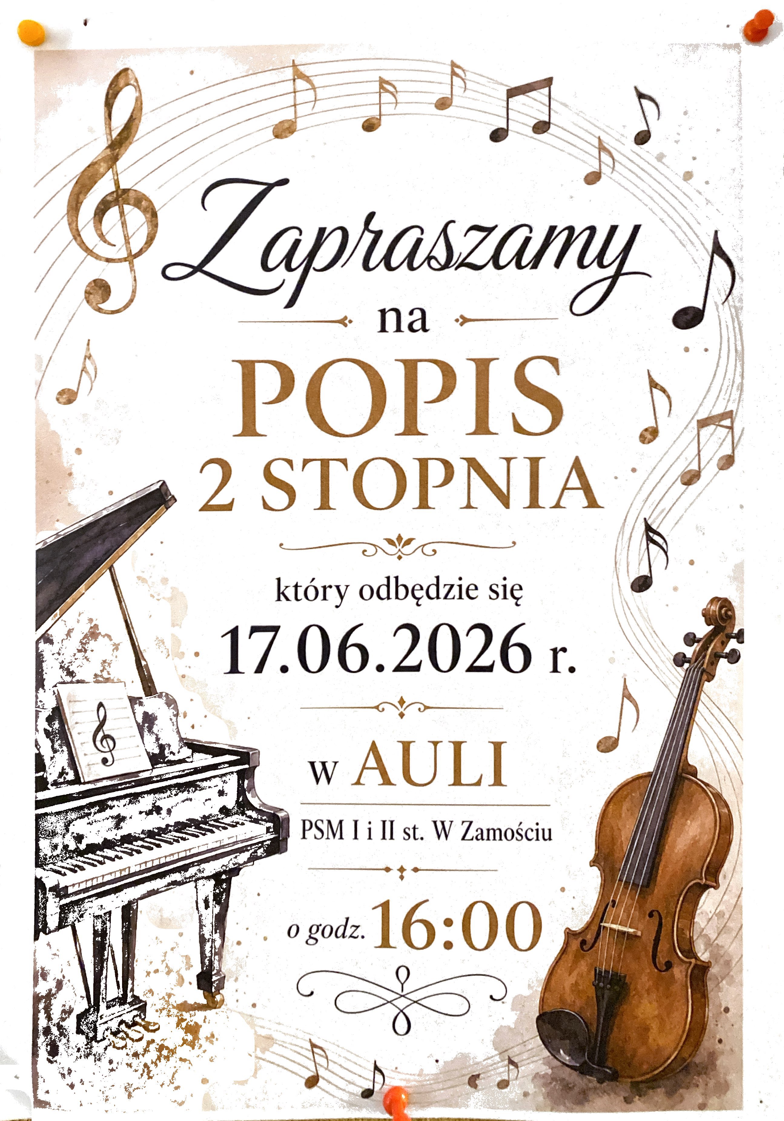 Plakat zaprasza na wydarzenie muzyczne i przedstawia elegancką grafikę z motywami klasycznymi na jasnym, beżowo-białym tle z delikatnymi, złotawymi plamami i nutami. W lewym dolnym rogu widoczny jest czarno-biały fortepian narysowany ekspresyjną kreską, a w prawym dolnym rogu znajduje się realistycznie ukazane, brązowe skrzypce. Górną część plakatu zdobi duży, złoty klucz wiolinowy oraz pięciolinia, z której ulatują czarne i złote nuty. W centralnej części umieszczono napisy w kolorze ciemnobrązowym i złotym o różnej wielkości i stylach czcionek, układające się w tekst: „Zapraszamy na POPIS 2 STOPNIA który odbędzie się 17.06.2026 r. w AULI PSM I i II st. W Zamościu o godz. 16:00”