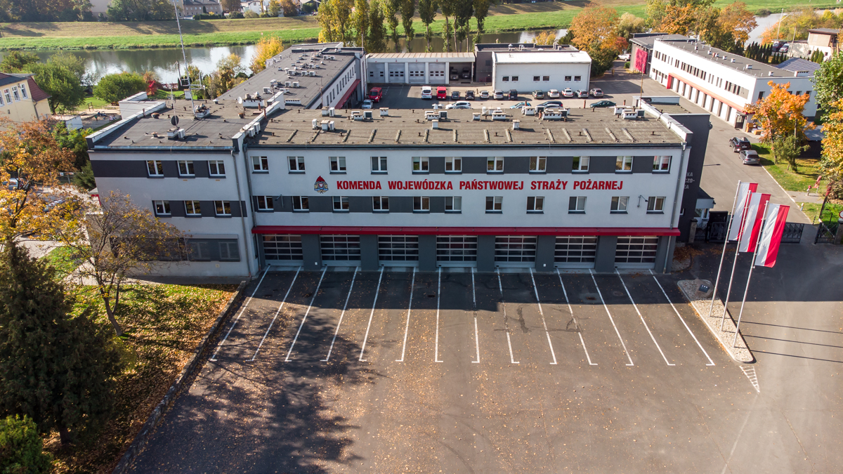 Budynek Komendy Wojewódzkiej Państwowej Straży Pożarnej w Opolu od strony ul. Budowlanych.