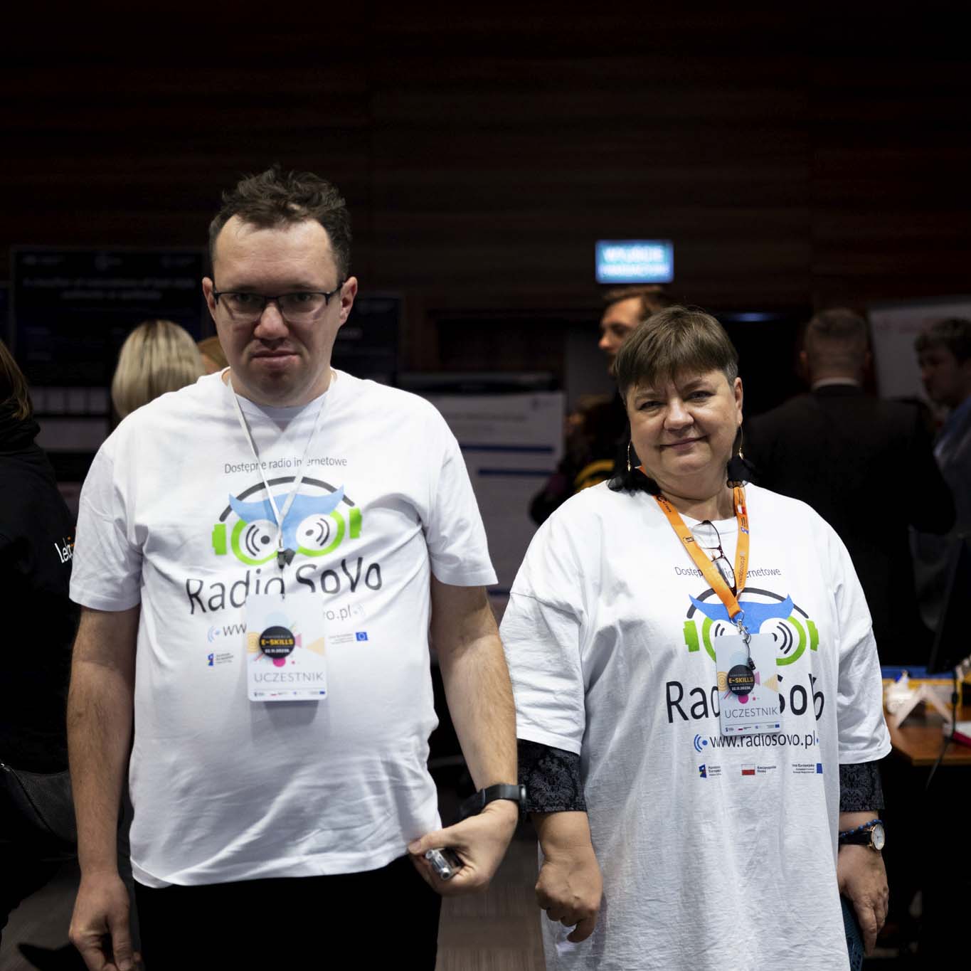 Mężczyzna i kobieta w koszulkach Radia SoVo stoją i patrzą w obiektyw.
