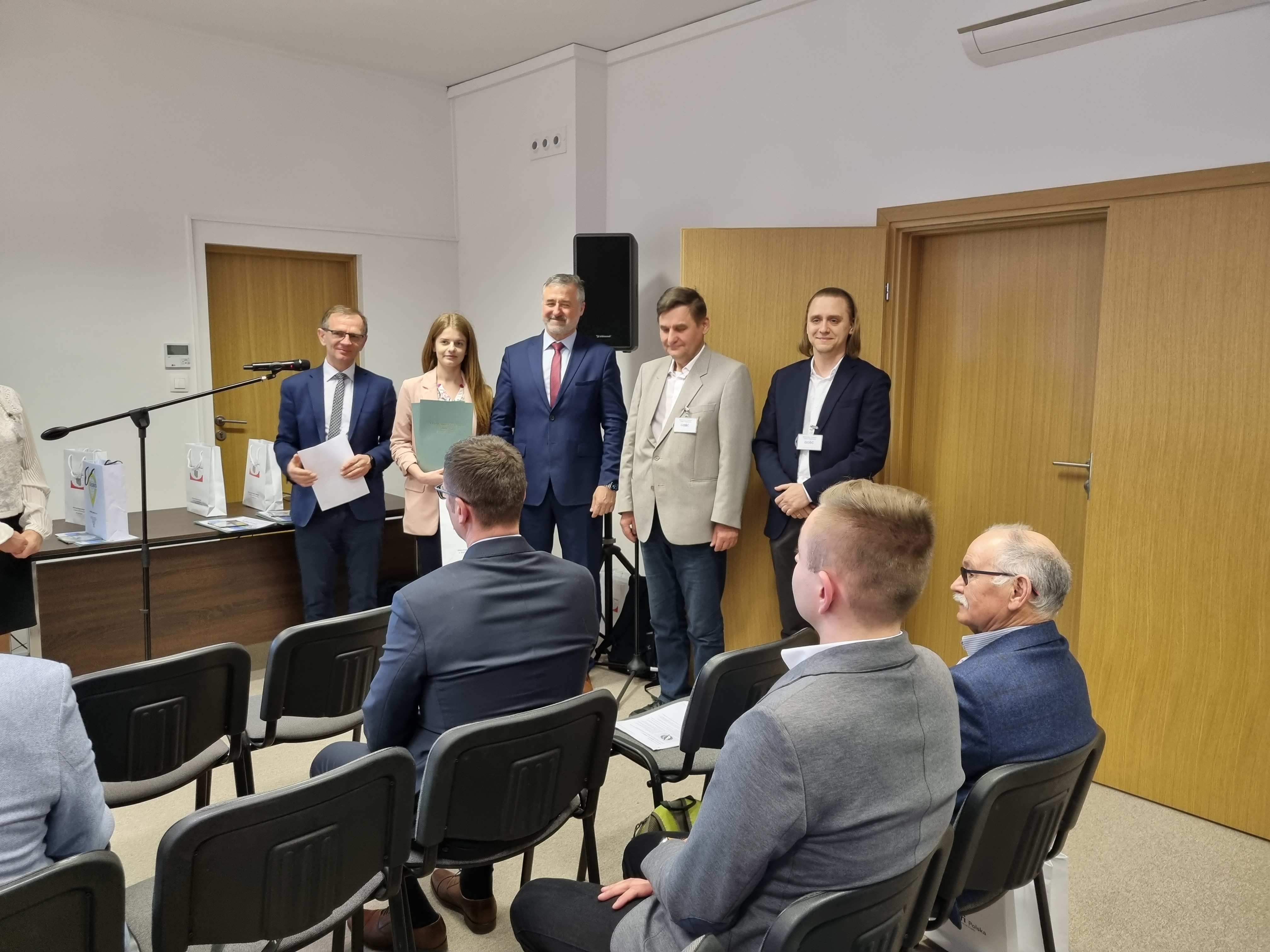 Zaproszeni goście oraz laureaci "Konkursu na najlepsze prace dyplomowe obronione na kierunku geodezja i kartografia w 2020/2021 roku"