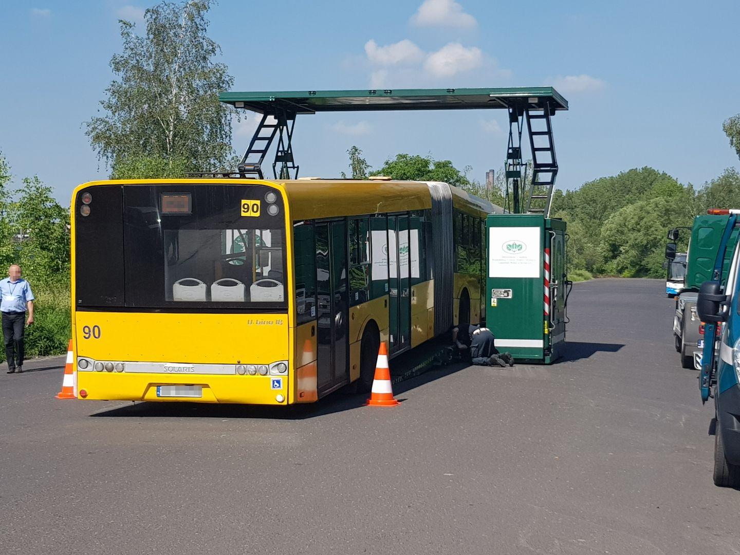 Żółty autobus na mobilnej stacji diagnostycznej