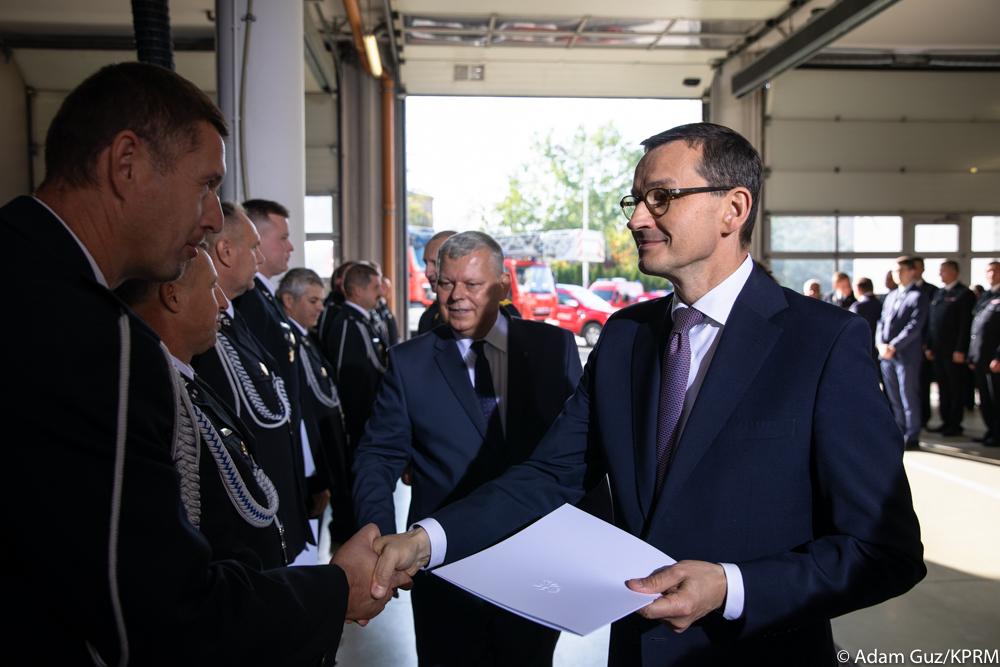 Premier Mateusz Morawiecki gratuluje strażakom.