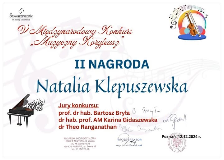 Na białym tle znajdują się kolorowe napisy oraz grafiki skrzypiec i fortepianu.