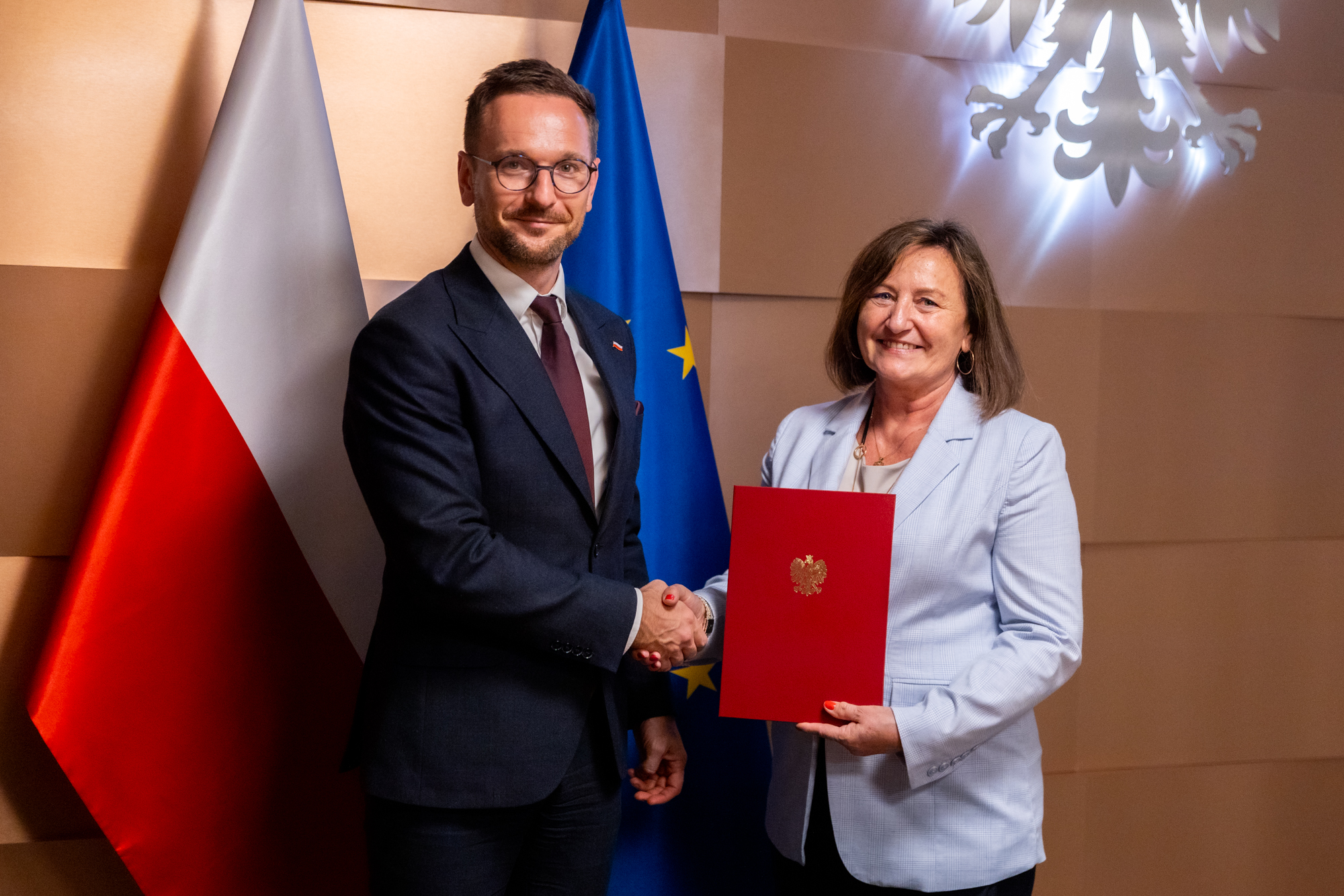 Minister Rozwoju i Technologi Waldemar Buda wręcza nominację Główemu Geodecie Kraju Alicji Kulce