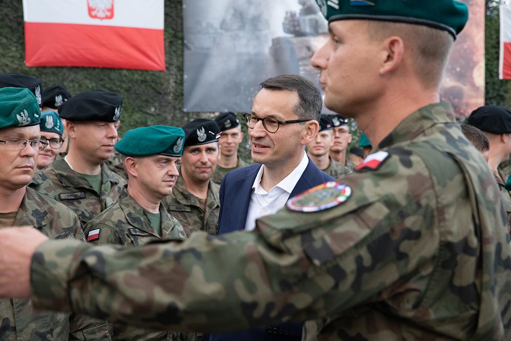 Premier Mateusz Morawiecki idzie pośród żołnierzy Polskiego Kontyngentu Wojskowego.