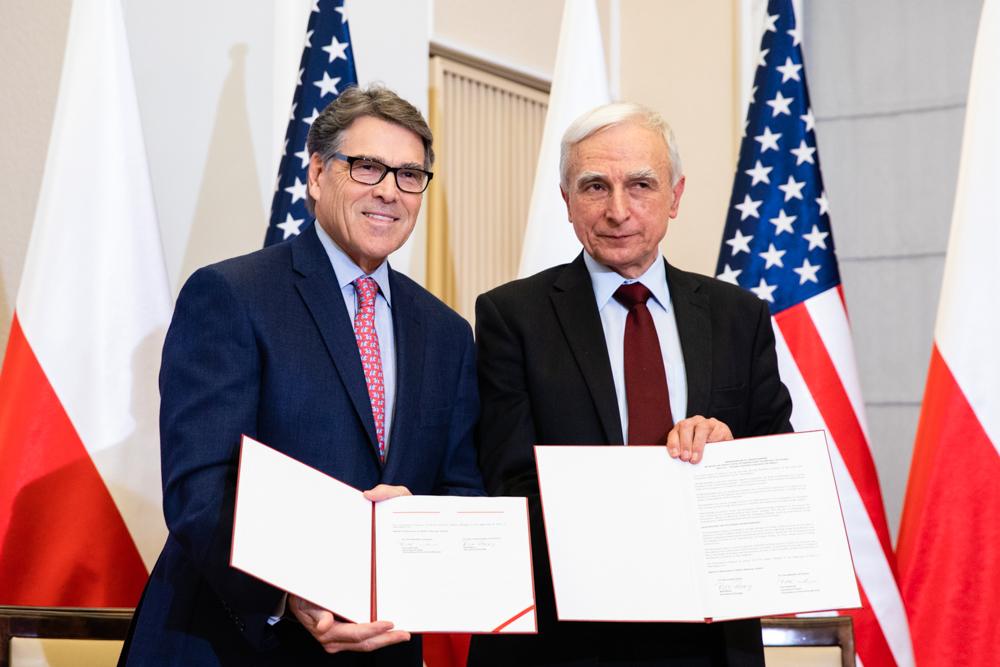 Rick Perry i Piotr Naimski podczas wspólnego zdjęcia po podpisaniu umowy.
