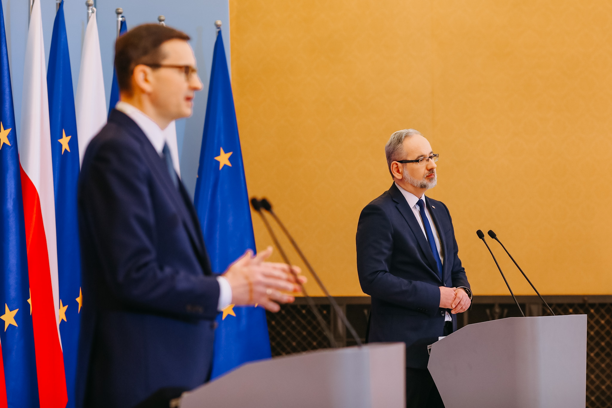Premier Mateusz Morawiecki i minister zdrowia Adam Niedzielski podczas konferencji prasowej