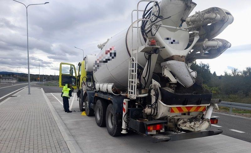 Ważenie przeładowanej gruszki z betonem.