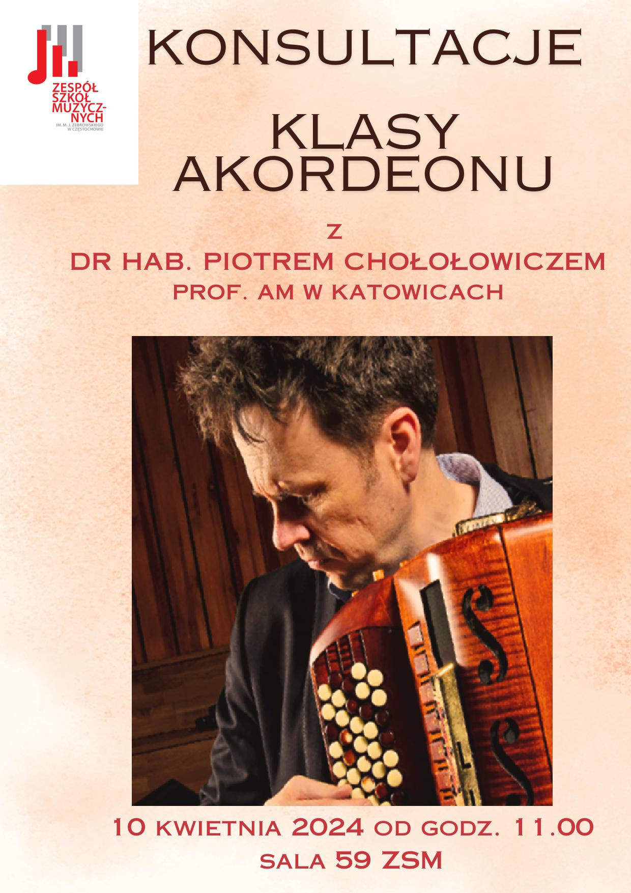 Beżowe tło, zdjęcie dra hab. Piotra Chołołowicza, informacje dotyczące warsztatów akordeonowych 10 kwietnia 2024 r.