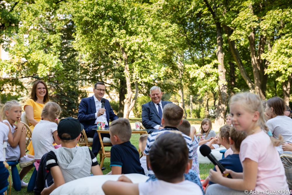 Minister Anna Schmidt-Rodziewicz, premier Mateusz Morawiecki i minister Marek Suski podczas spotkania z dziećmi.