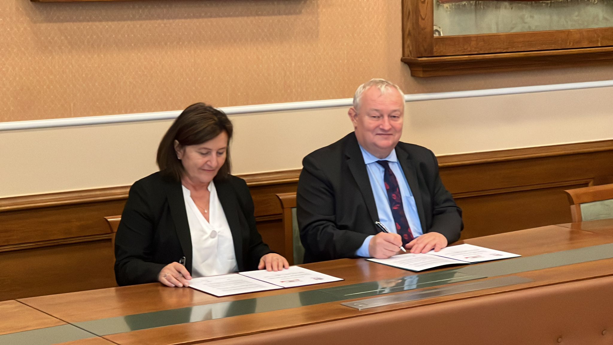 Główny Geodeta Kraju Alicja Kulka i Prorektor ds. Współpracy AGH prof. dr hab. inż. Rafał Wiśniowski podpisują porozumienie 