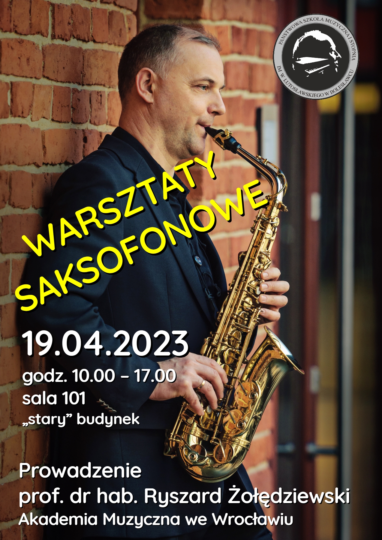 Zdjęcie przedstawiające prof. dr hab. Ryszarda Żołędziewskiego grającego na saksofonie i opartego o mur ceglany. W tle tekst: "Warsztaty saksofonowe w dniu 19.04.2023 r. w godz. 10.00 - 17.00 w sali nr 101 w "starym budynku". Prowadzenie: prof. dr hab. Ryszard Żołędziewski z Akademii Muzycznej we Wrocławiu".