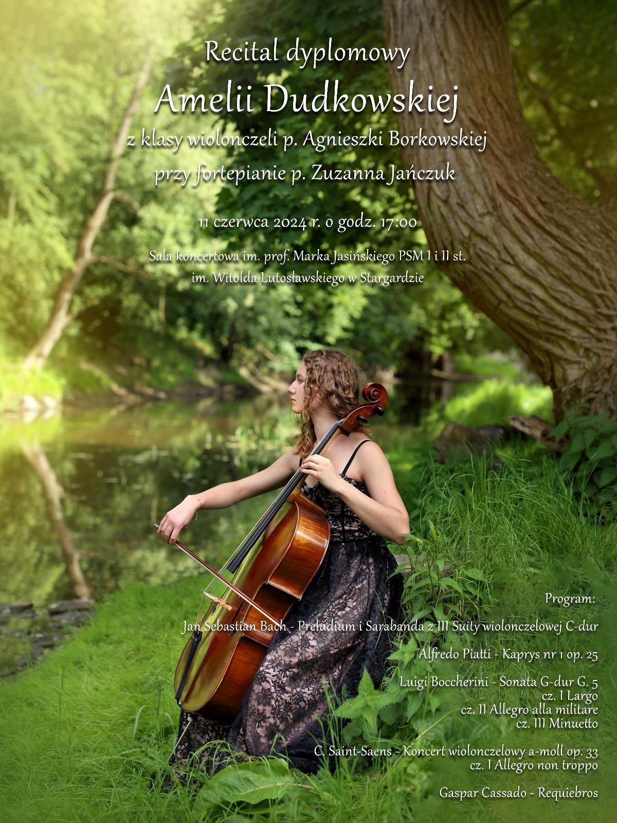 Plakat informujący o recitalu dyplomowym Amelii Dudkowskiej w dniu 11 czerwca 2024 o godzinie 17.00. Tłem plakatu jest zdjęcie uczennicy, która siedzi bokiem i gra na wiolonczeli wśród wiosennej zieleni nad rzeką. Z prawej strony widać pień pochylonego dużego drzewa. Amelia ubrana jest w koronkowa czarną suknię z beżowa podszewką bez rękawów. 
