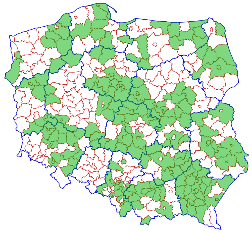 Ilustracja przedstawiająca mapę Polski zawierającą granice administracyjne województw i powiatów. Kolorem zielonym zostały zaznaczone powiaty, które uruchomiły odbieranie zawiadomień elektronicznych o zmianach w Księgach Wieczystych.