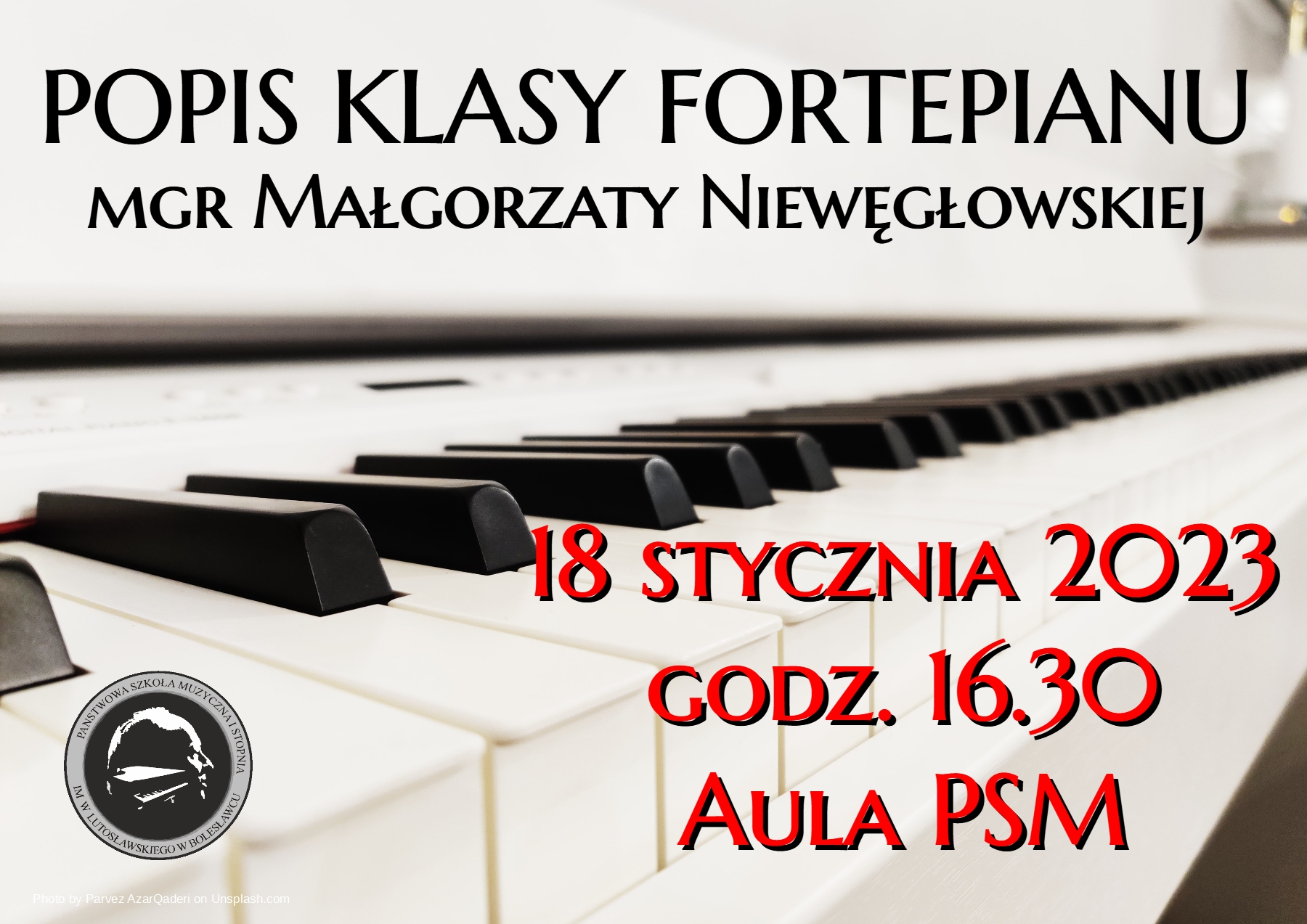 Zdjęcie przedstawiające białe pianino. W lewym dolnym rogu znajduje się logo szkoły. W tle znajduje się tekst w kolorze czarnym i czerwonym następującej treści: "Popis klasy fortepianu Małgorzaty Niewęgłowskiej będzie miał miejsce 18 stycznia (środa) 2023 roku o godzinie 16.30 w auli szkoły".