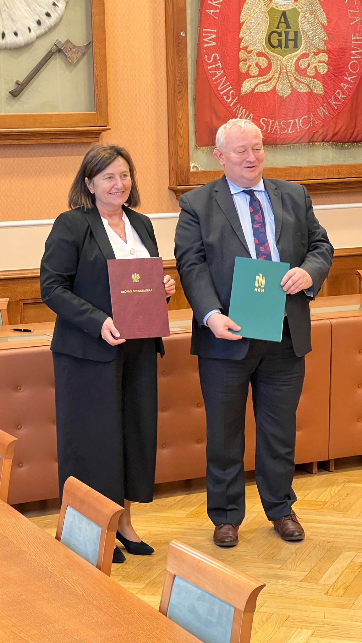 Główny Geodeta Kraju Alicja Kulka i Prorektor ds. Współpracy AGH prof. dr hab. inż. Rafał Wiśniowski po podpisaniu porozumienia