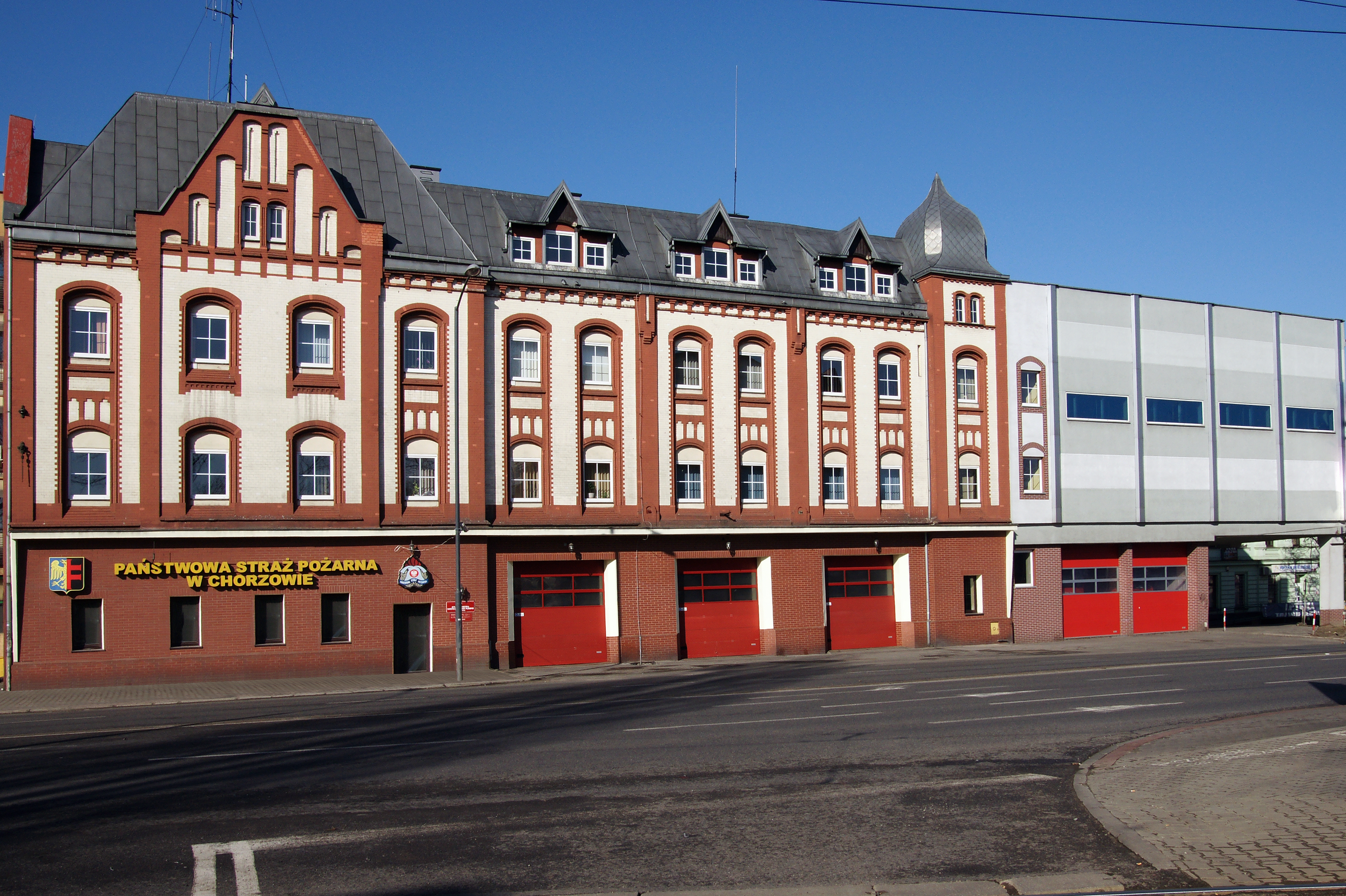 Na fotografii widać front budynku Państwowej Straży Pożarnej w Chorzowie