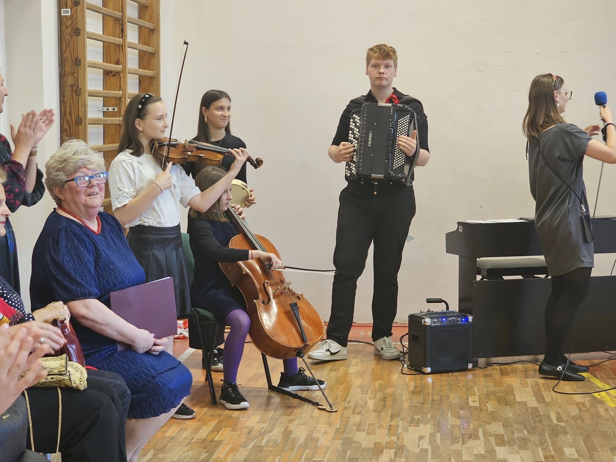Uroczystość na sali gimnastycznej z okazji 107 rocznicy odzyskania Niepodległości Polski
