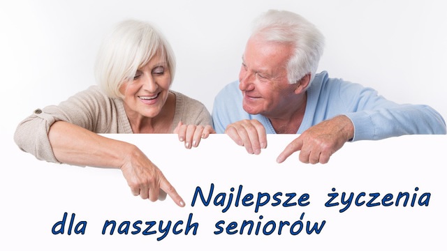 para uśmiechniętych seniorów wskazuje na napis Najlepsze życzenia dla naszych seniorów