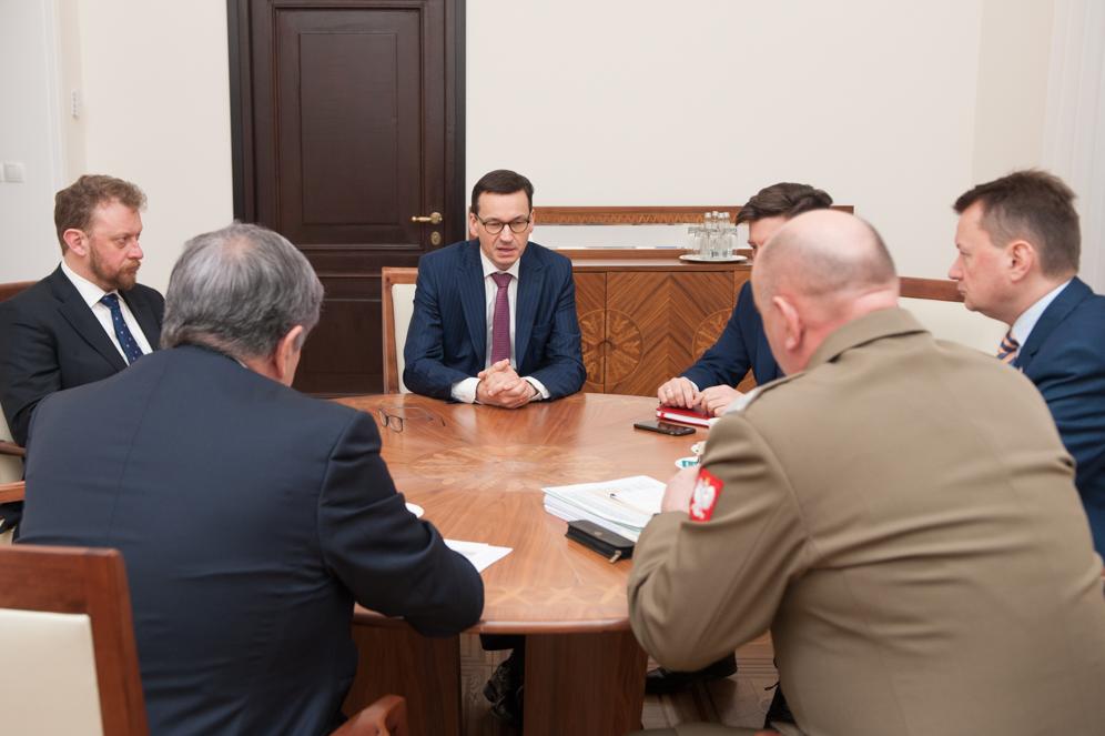Premier Mateusz Morawiecki uczestniczy w naradzie.