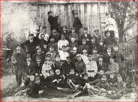 Zdjęcie historyczne KP PSP w Kozienicach przedstawiające członków ówczesnej straży.