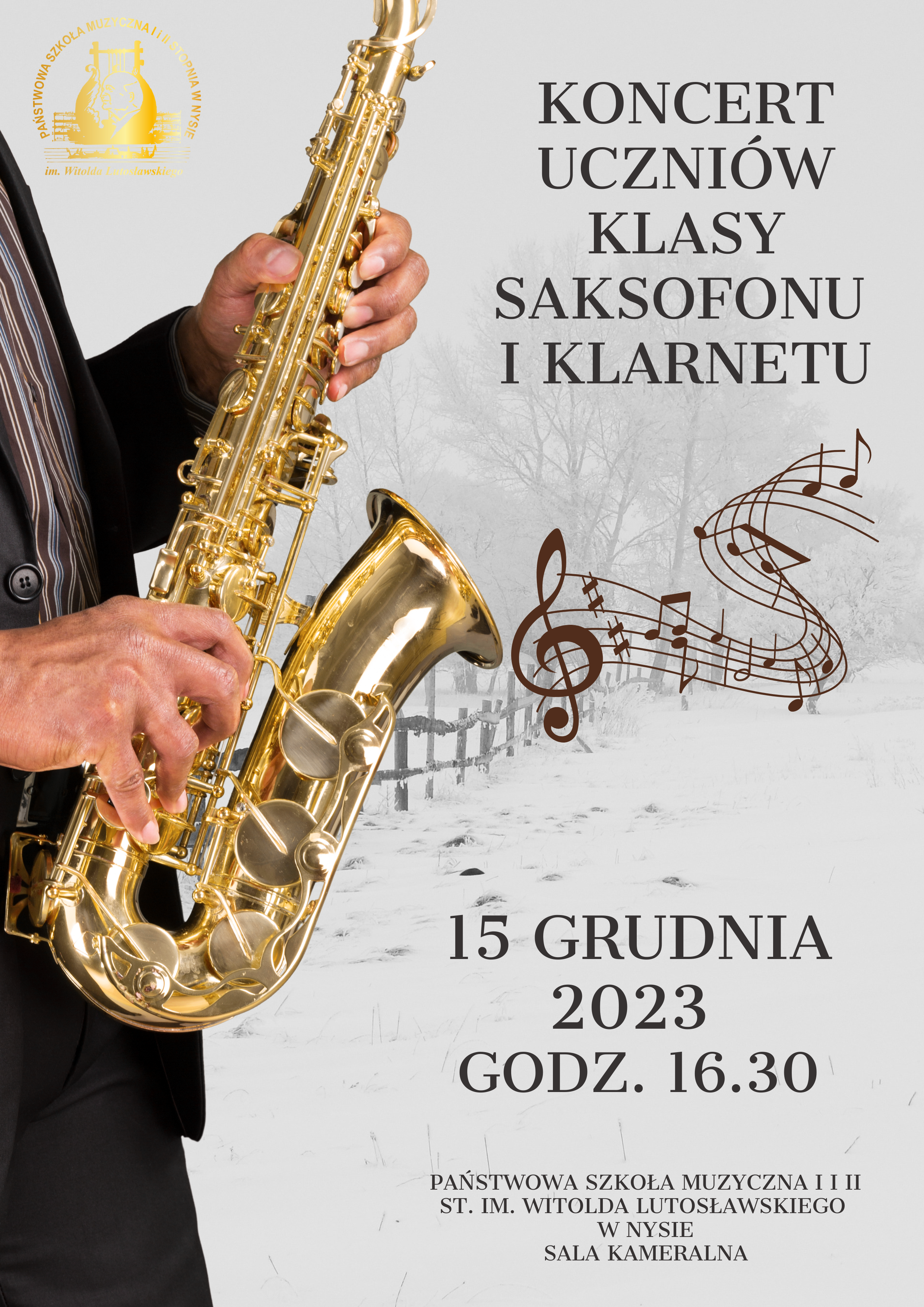 Zdjęcie zamglona przestrzeń śnieg drewniany płot w perspektywie oddalający się ledwo widoczne drzewa symbol klucza wiolinowego zakręconą pięciolinią na której znajdują się randomowo umieszczone nuty z lewej strony fragment faceta z saksofonem złotym W lewym górnym rogu złote logo szkoły muzycznej w Nysie według ustalonego znaku napis koncert uczniów klasy saksofonu i klarnetu 15 Grudnia 2023 godzina 16:30 pod spodem Państwowa Szkoła Muzyczna pierwszego i drugiego stopnia imienia Witolda Lutosławskiego w Nysie sala koncertowa