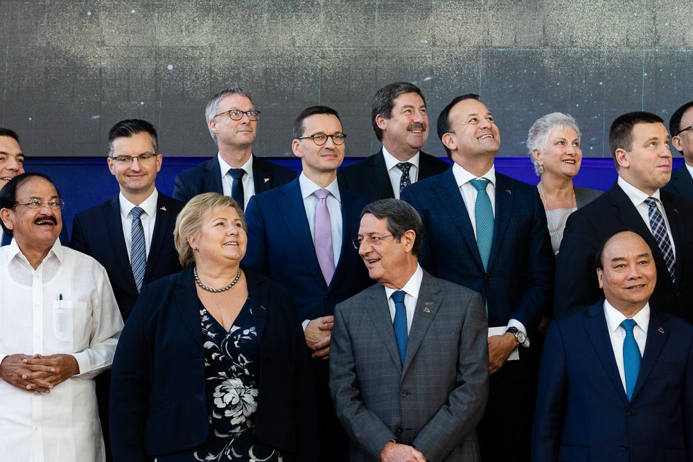 Premier Mateusz Morawiecki na wspólnym zdjeciu.