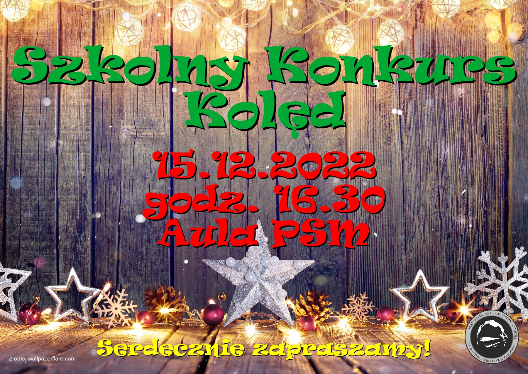 Zdjęcie przedstawiające ozdoby świąteczne u dołu, to jest: srebrną gwiazdę (na środku), czerwone bombki i światełka (po bokach) oparte na tle drewnianych desek i u góry wiszące świecące na ciepły kolor światełka z osłonką w kształcie bombek. Na środku zdjęcia znajduje się napis w kolorze zielonym, czerwonym i żółtym o treści: "Szkolny Konkurs Kolęd odbędzie się 15 grudnia 2022 r. o godzinie 16.30 w auli szkoły. Serdecznie zapraszamy!".