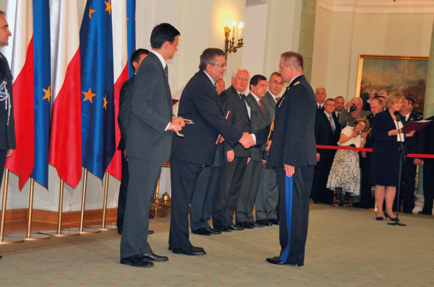 Zdjęcie przedstawia wręczenie aktu nominacji generalskiej - nadbryg. Karolowi Stępniowi.