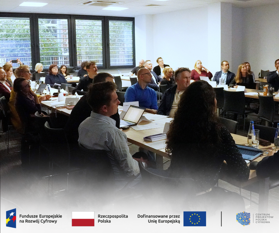 Sala wypełniona Beneficjentami słuchającymi prezentacji podczas warsztatów