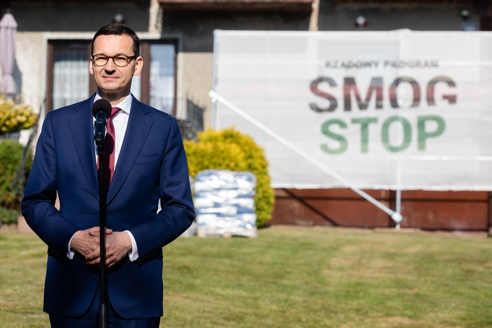 Premier Mateusz Morawiecki, a za nim logo programu Stop Smog.