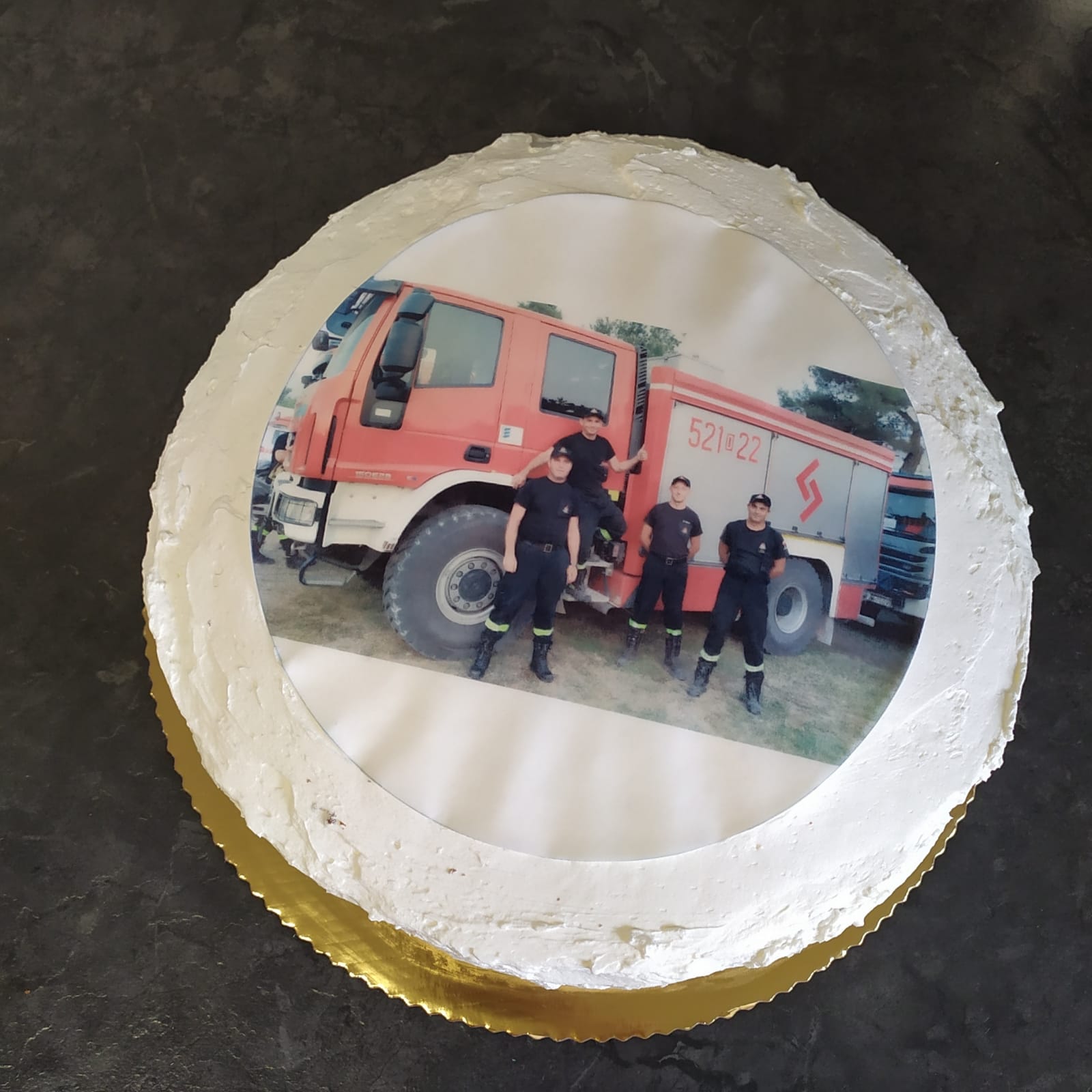 tort ze zdjęciem strażaków