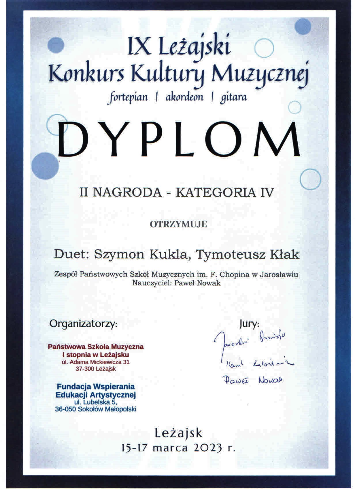 Dyplom konkursu na białym tle z granatowym obramowaniem, na górze granatowymi literami IX Leżajski Konkurs Kultury Muzycznej fortepian/akordeon/gitara II Nagroda - kategoria IV otrzymuje Duet: Szymon Kukla, Tymoteusz Kłak ZPSM im. F. Chopina w Jarosławiu Nauczyciel Paweł Nowak poniżej z lewej strony pieczątki organizatorów PSM I st. w Leżajsku oraz Fundacji Wspierania Edukacji Artystycznej, po prawej podpisy członków Jury. Na dole napis Leżajsk, 15-17 marca 2023 r.
