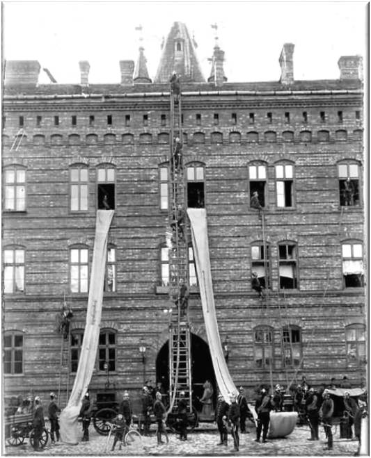 Strażackie ćwiczenia przed budynkiem straży przy ul. Kolejowej, dziś Westerplatte, widok od strony koszar. Fotografia z początku XX w. 