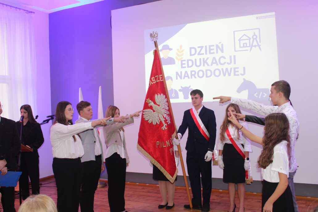 Dzień Edukacji Narodowej, Dzień Patronki i ślubowanie klas pierwszych w ZSCKR w Zduńskiej Dąbrowie