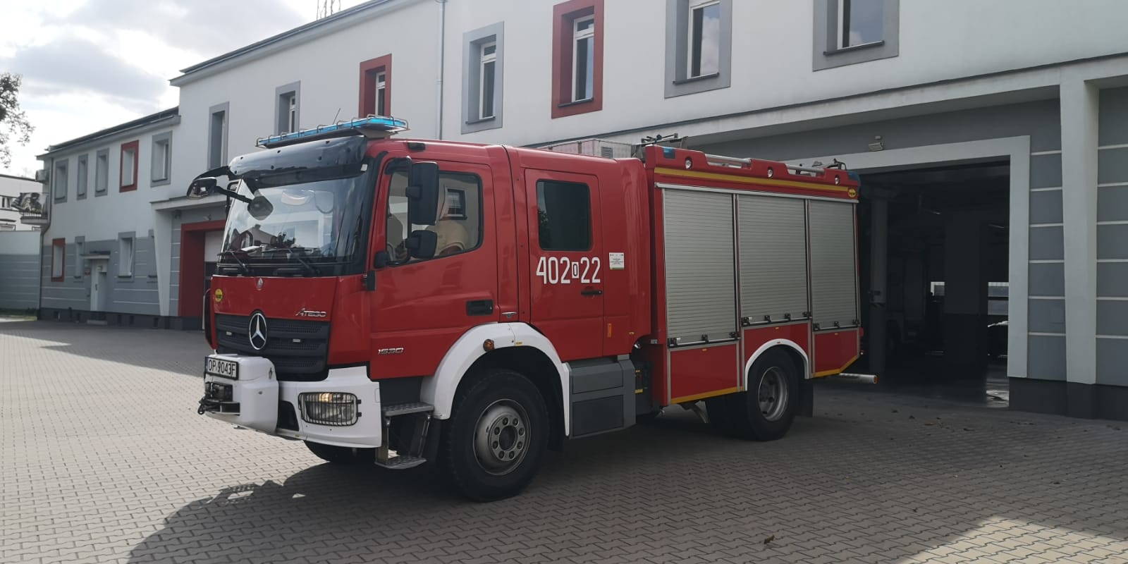 GBA -Rt 2,5-16 Mercedes-Benz - średni samochód ratowniczo-gaśniczy, zbiornik 2500 l wody, zbiornik 250 l środka pianotwórczego.