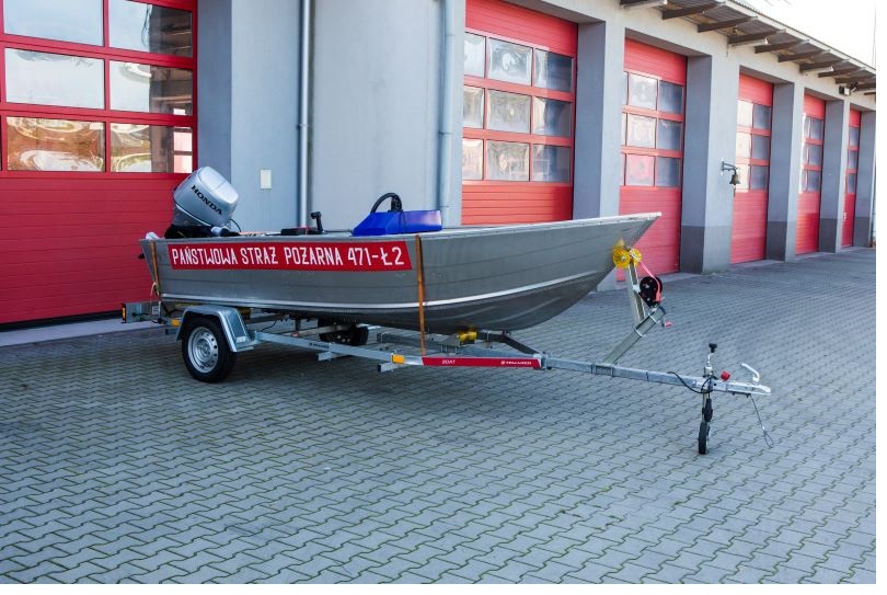 Łódź aluminiowa z silnikiem zaburtowym i przyczepą