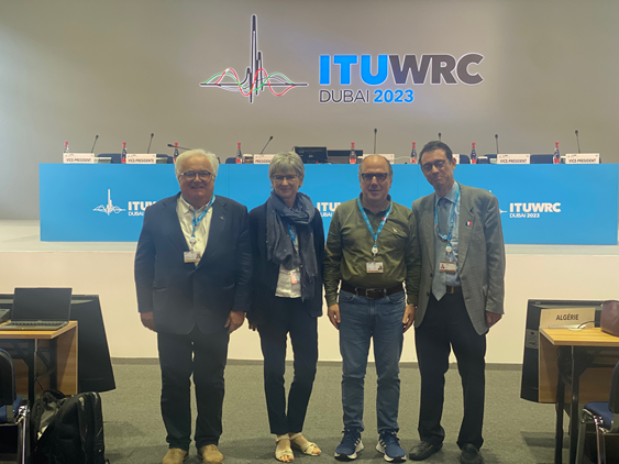 Eksperci w negocjacjach na temat zmian w UTC podczas Światowej Konferencji Radiokomunikacyjnej WRC 2023. Od lewej: dr Włodzimierz Lewandowski (IŁ-PIB), dr Patrizia Tavella (BIPM), dr Joseph Achkar (Paris Observatory), Jean Pla (French Space Agency) 