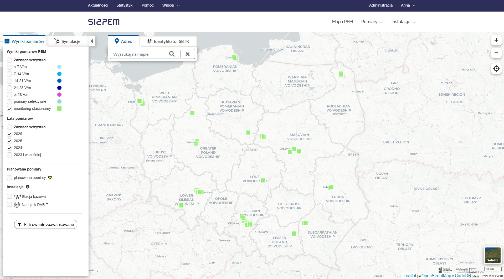 Zrzut ekranu z systemu si2pem.gov.pl przedstawia zaznaczone zielone punkty, które oznaczają rozmieszczenie monitoringu stacjonarnego na terenie Polski. Po lewej stronie znajduje się agenda systemu, na której zaznaczone są opcje filtrowania treści: monitoring stacjonarny, lata 2026, 2025 i 2024.
