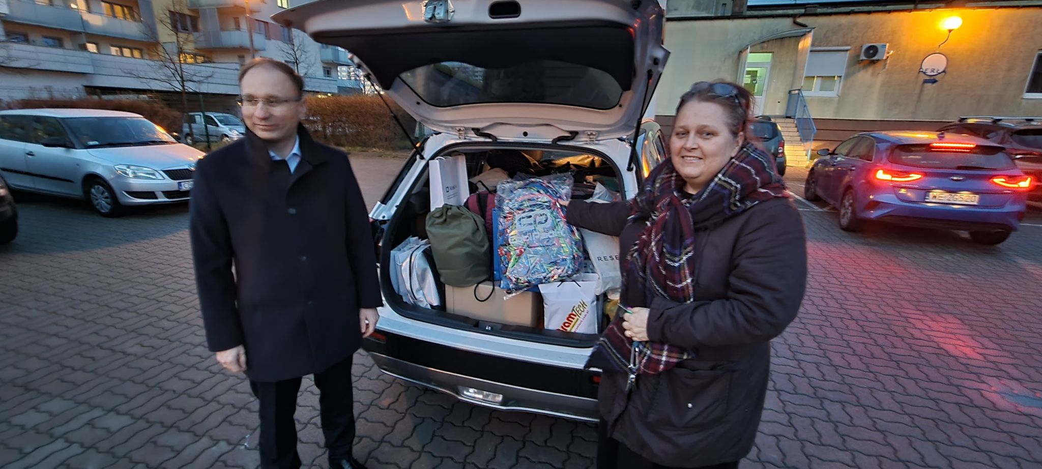 Zdjęcie, na którym Kujawsko-Pomorski Wojewódzki Inspektor Nadzoru Geodezyjnego i Kartograficznego Pan Robert Cieszyński przekazuje dary przedstawicielom Zespołu Szkół nr 19 w Bydgoszczy im. Synów Pułków