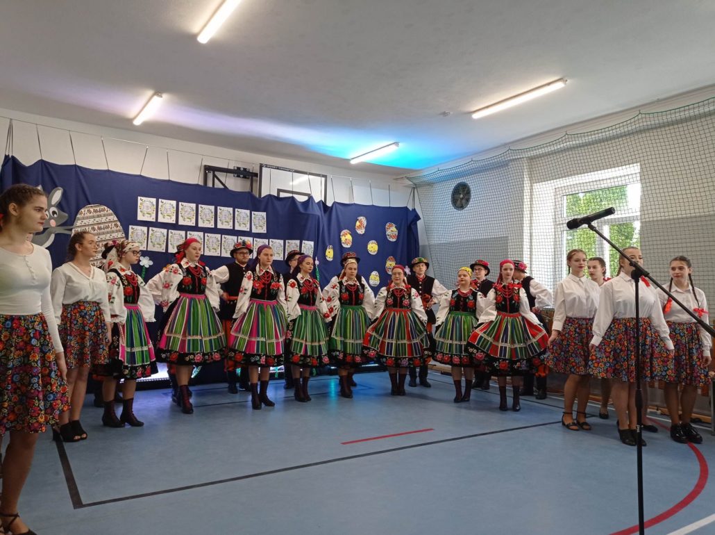 WYSTĘP ZESPOŁU” DĄBROWSKIE PASIAKI” PODCZAS „WIELKANOCNEGO BAZARKU” W BĄKOWIE