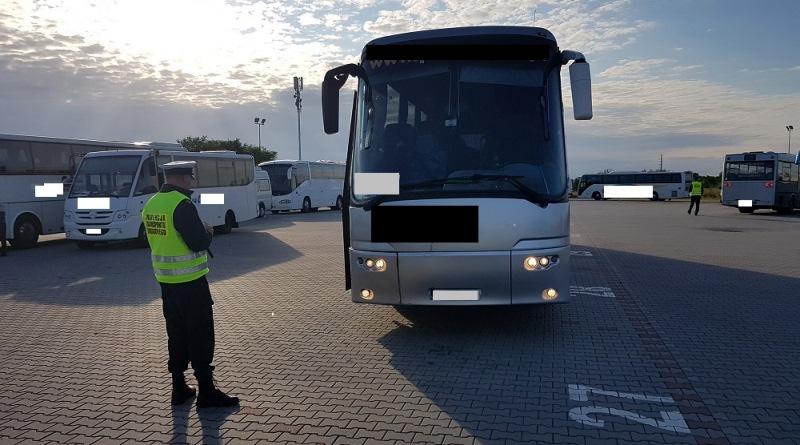 Inspektor przy autokarze