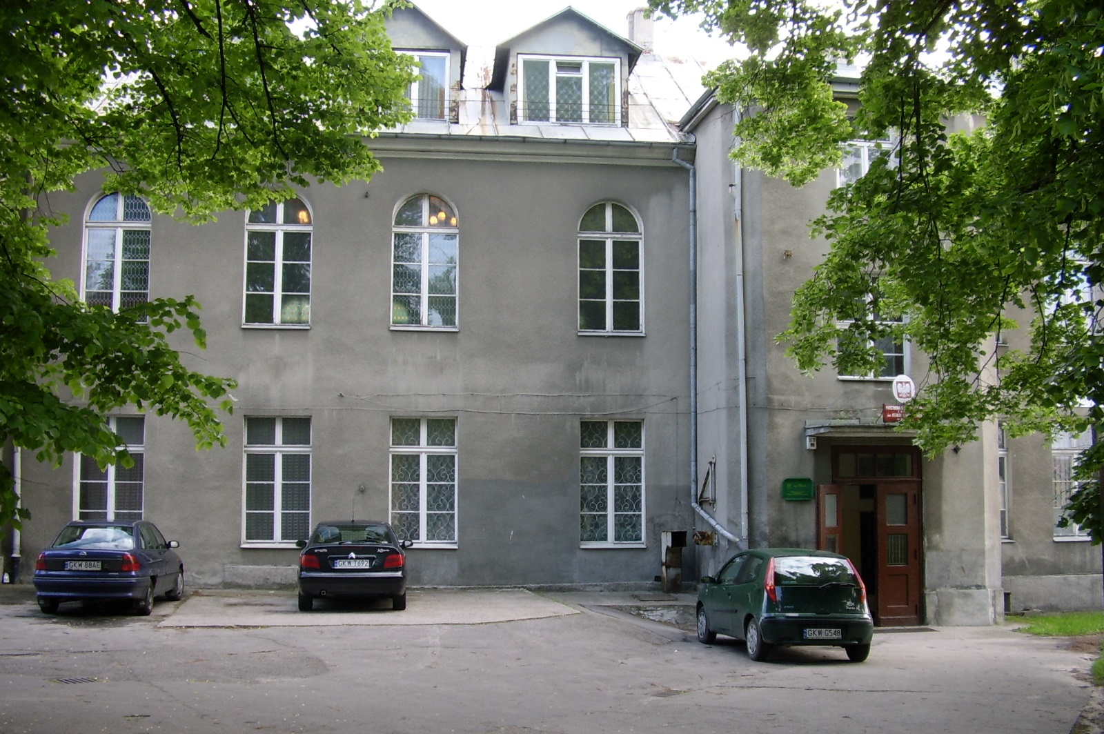 Zdjęcie przedstawia stary budynek Państwowej Szkoły Muzycznej I stopnia w Kwidzynie na ul. Chopina z wejściem głównym po prawej stronie.