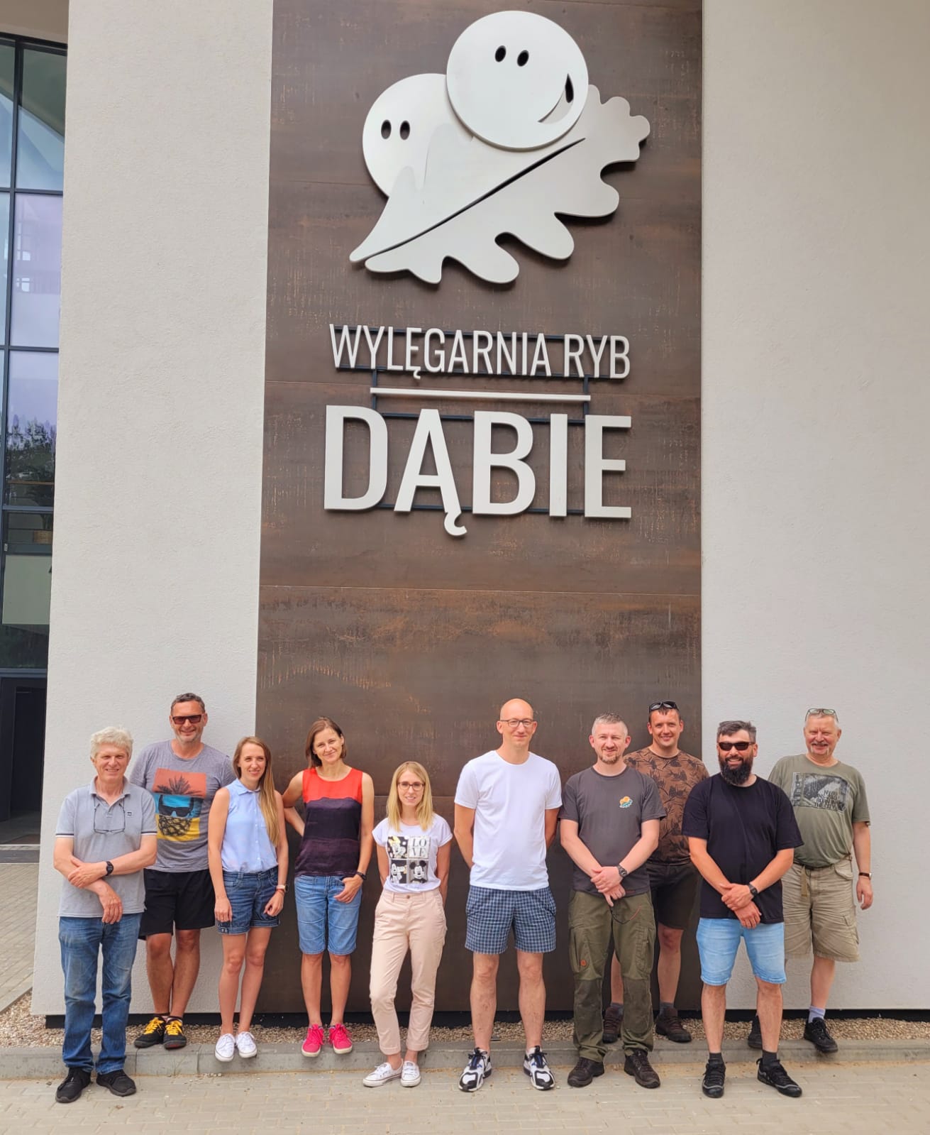 Personel Wylęgarni Ryb „Dąbie” oraz Instytutu Rozrodu Zwierząt i Badań Żywności PAN w Olsztynie podczas szkolenia z wdrożenia kriokonserwacji do praktycznych warunków gospodarstwa rybackiego (czerwiec, 2021 r.). https://www.facebook.com/dabiehatchery 