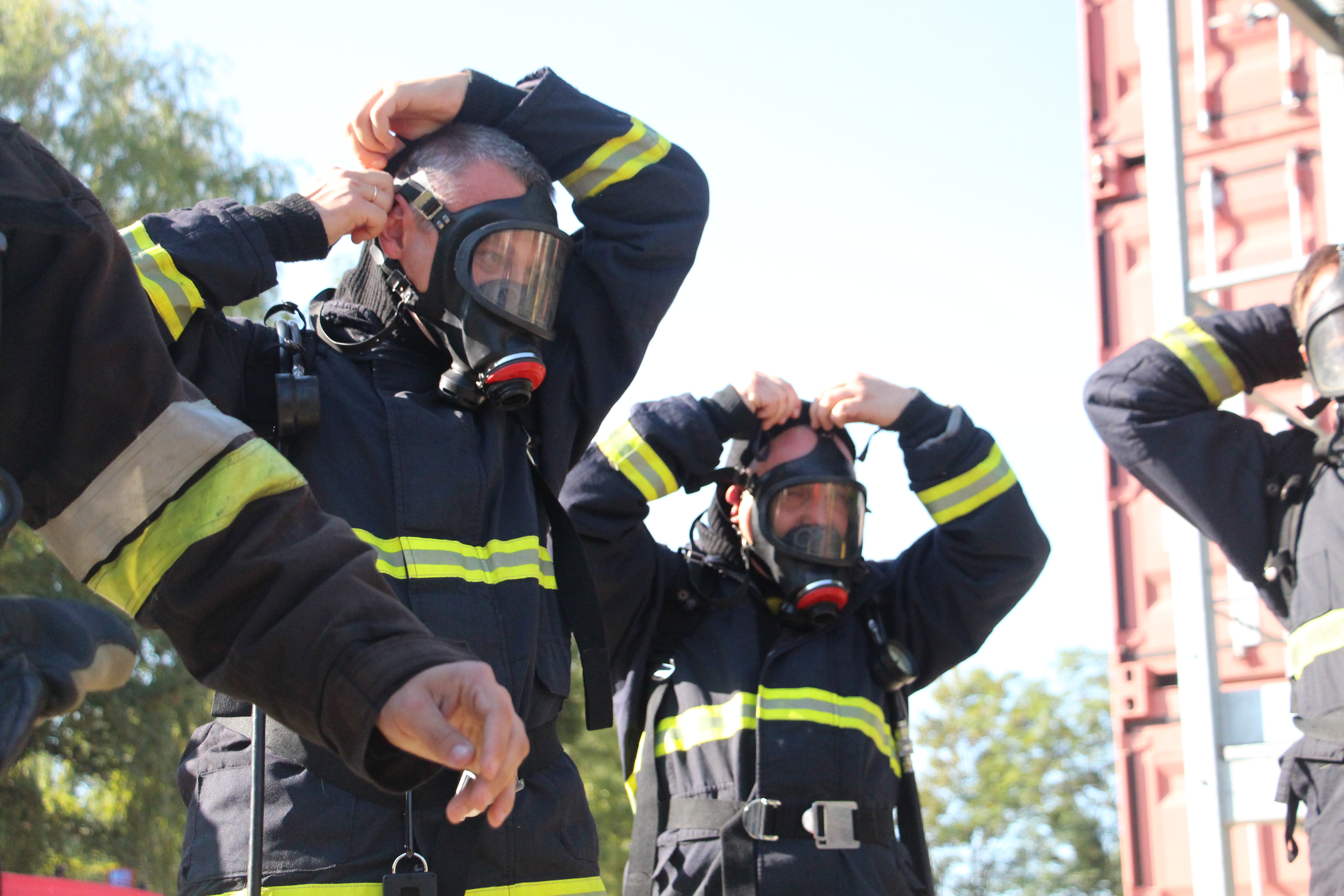 Grupa ratowników ubiera specjalistyczny sprzęt do ćwiczeń