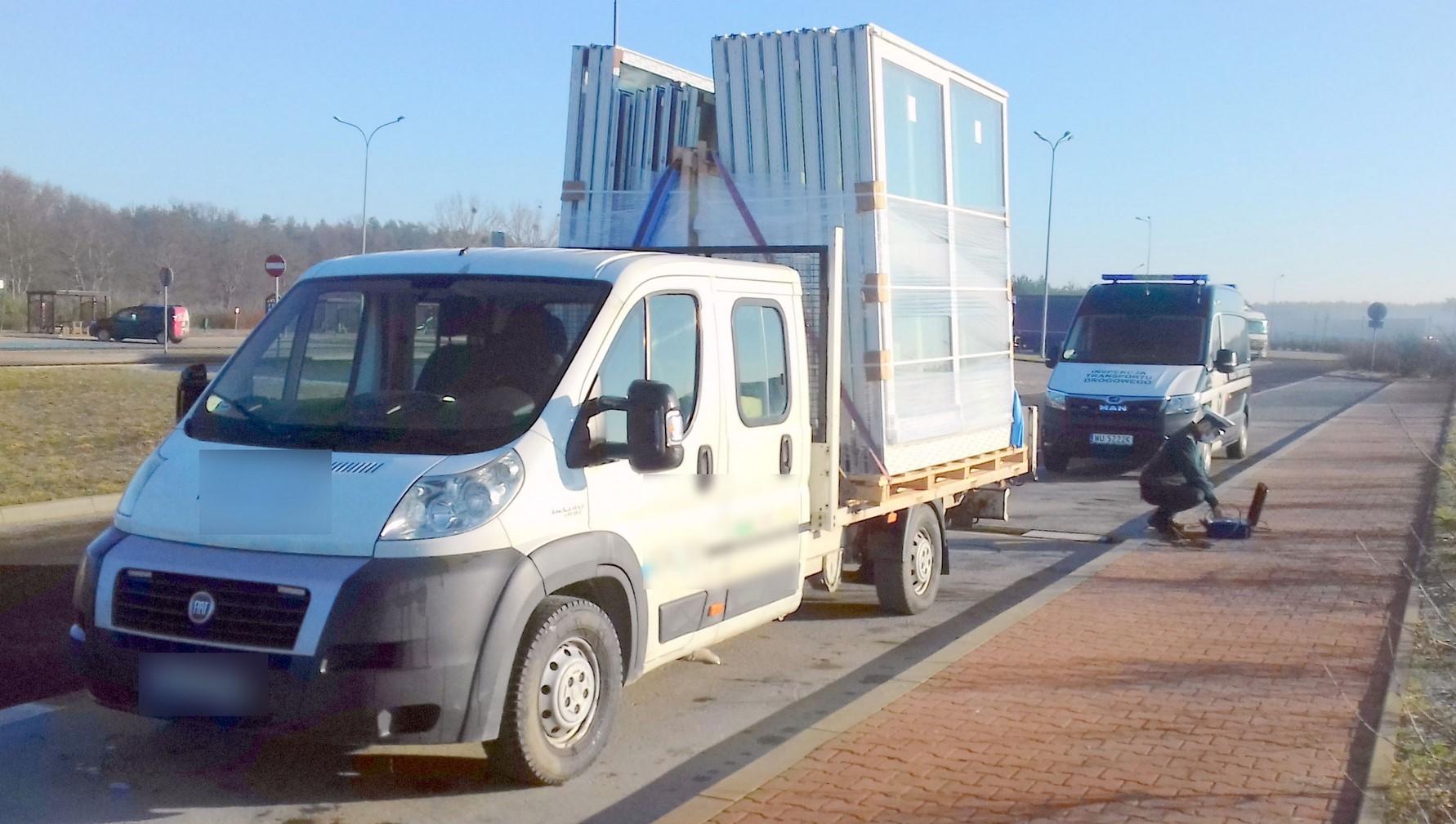 Przeładowany samochód dostawczy z oknami i patrol ITD.