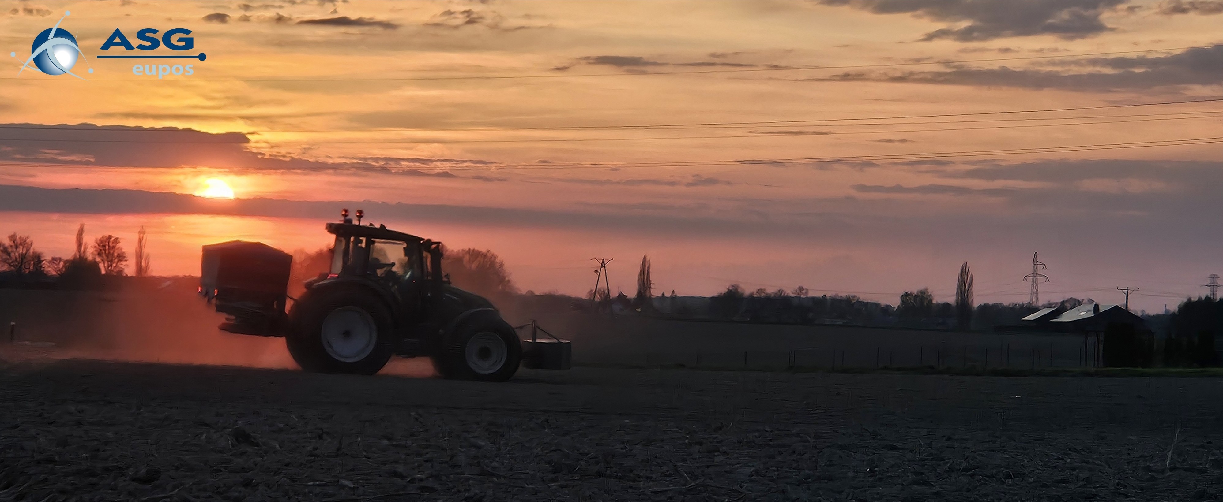 Zdjęcie przedstawiające ciągnik rolniczy podczas prac polowych