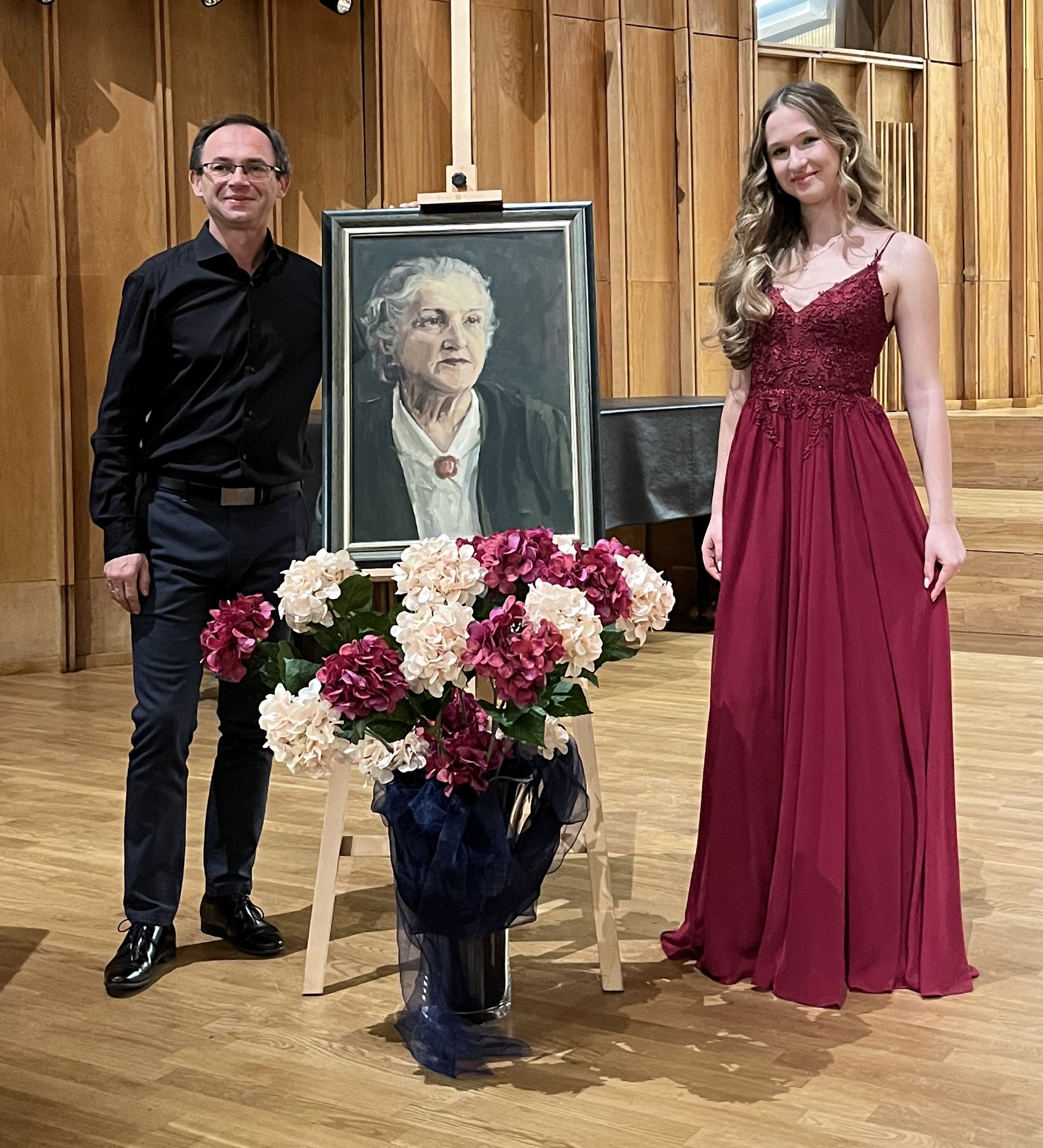 Maciej Janas, Amelia Szmidt - Olsztyn 2025. Zdjęcie akompaniatora i wokalistki przy fotografii patronki festiwalu MARII STANKOWEJ