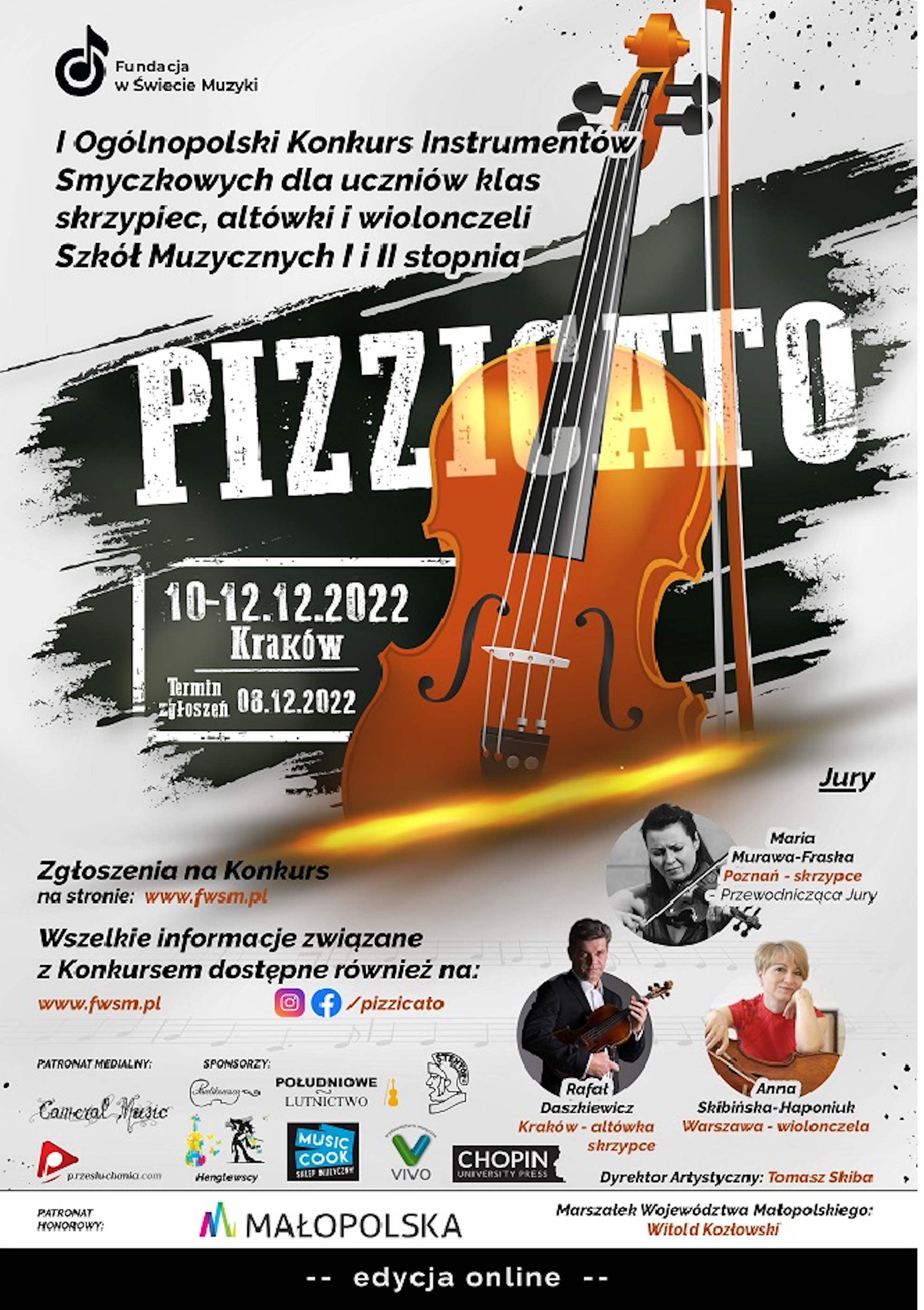 Plakat na szarym tle, na środku grafika przedstawiająca skrzypce ze smyczkiem. W górnej części tekst o treści: I Ogólnopolski Konkurs Instrumentów Smyczkowych dla uczniów klas skrzypiec, altówki i wiolonczeli Szkół Muzycznych I i II stopnia.Termin 10-12.12.2022. W części dolnej loga sponsorów i patronów konkursu oraz zdjęcia jurorów.